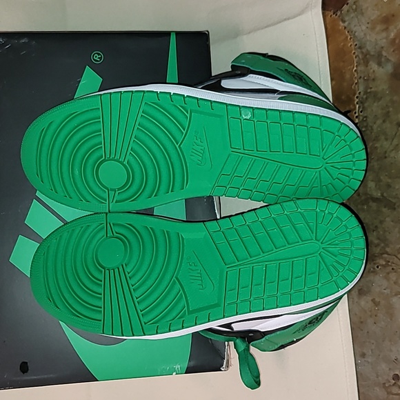 Nike Jordan One high Retro Lucky Green. Worn once.   Men's size 13 - Picture 11 of 16